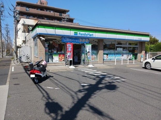 近くのファミリーマート西伏屋まで520m（徒歩7分）