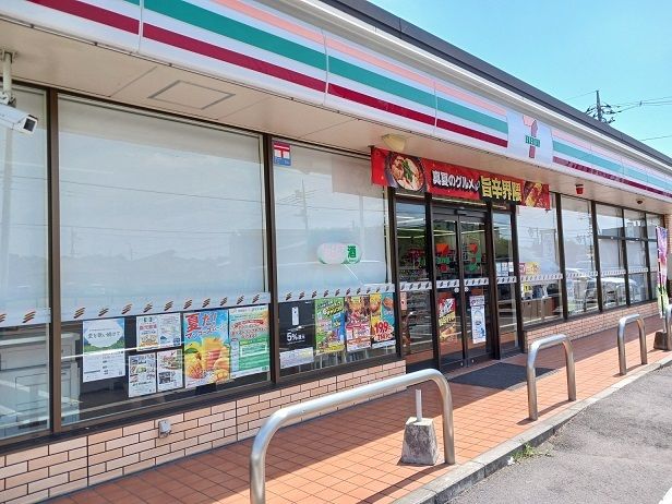 近くのセブンイレブン新町中河原店まで550m（徒歩7分）