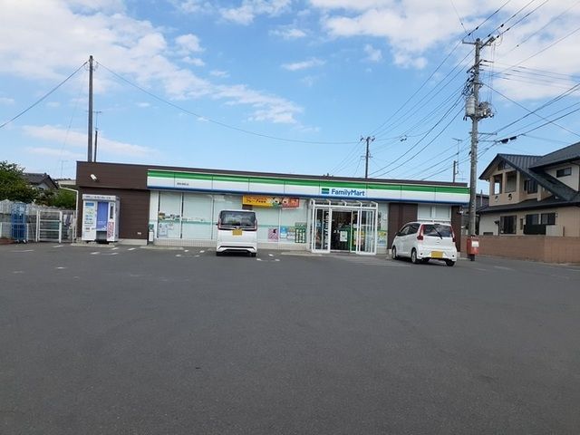 近くのファミリーマート原町南町店まで400m（徒歩5分）