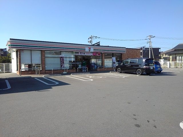 近くのコンビニまで670m（徒歩9分）