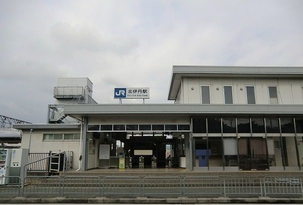 近くのＪＲ福知山線北伊丹駅まで1,000m（徒歩13分）
