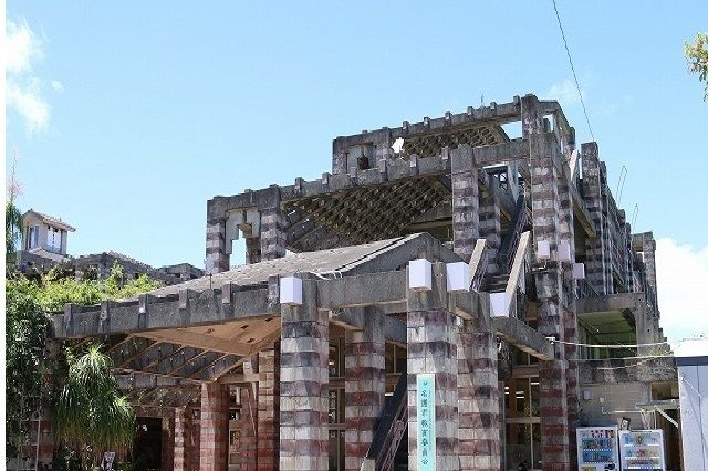 近くの名護市役所まで400m（徒歩5分）