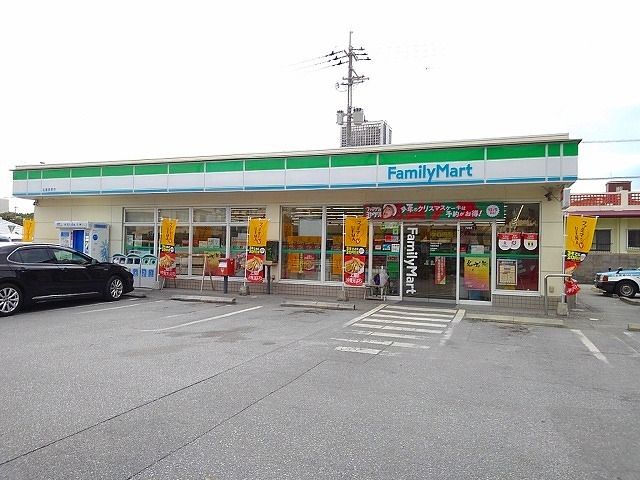 近くのファミリーマート名護宮里店まで550m（徒歩7分）