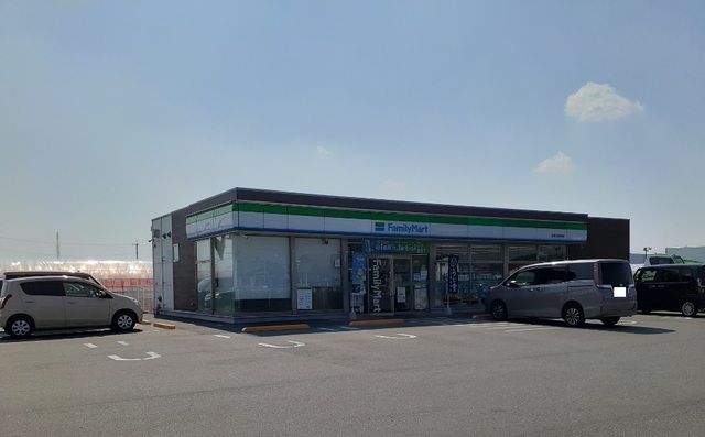 近くのファミリーマート前橋小屋原町店まで400m(徒歩5分)