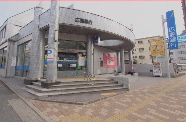 近くの銀行まで800m（徒歩10分）