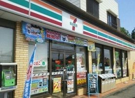 近くのコンビニまで700m（徒歩9分）