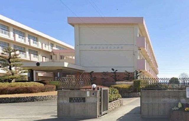 近くの桜林小学校まで1,000m（徒歩13分）