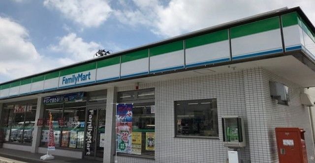 近くのコンビニまで800m（徒歩10分）