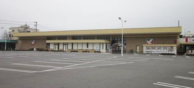 近くのスーパーまで1,600m（徒歩20分）