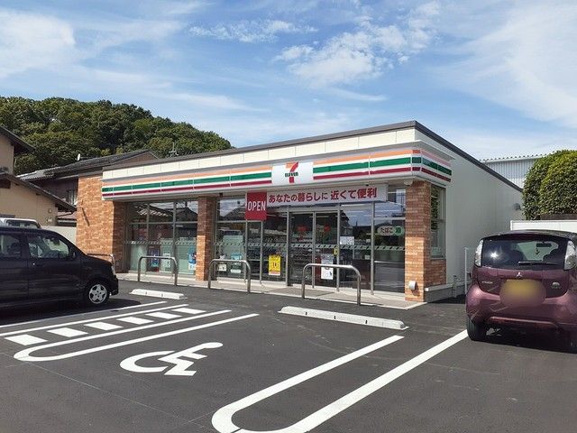 近くのセブンイレブン彦根岡町店様まで560m（徒歩7分）