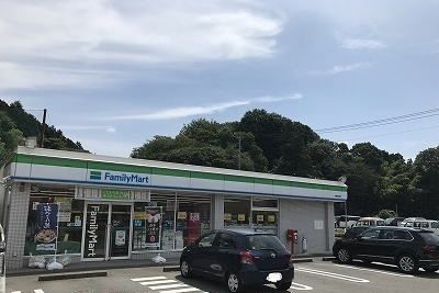 近くのファミリーマート裾野岩波店まで350m（徒歩5分）