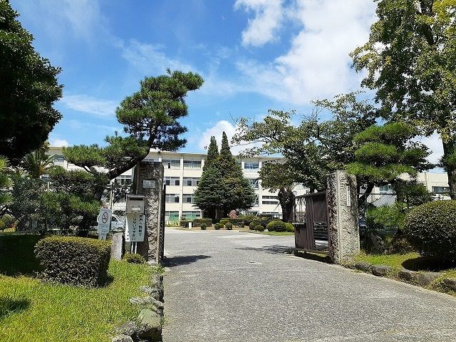 近くの碧南高等学校まで300m(徒歩4分)