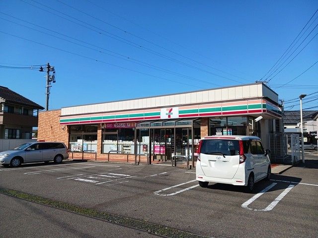 近くのコンビニまで296m（徒歩4分）