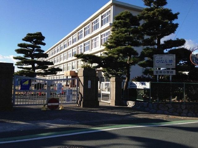 近くの浜松市立笠井小学校まで1,500m（徒歩19分）