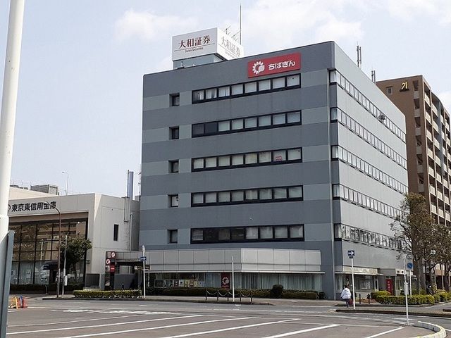 近くの銀行まで2,800m（徒歩35分）