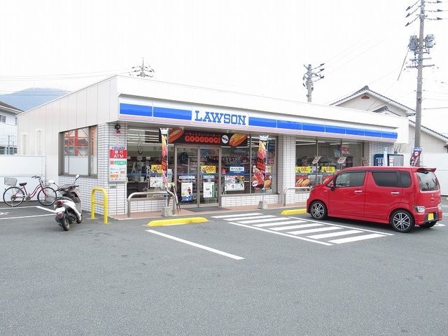 近くのコンビニまで550m（徒歩7分）
