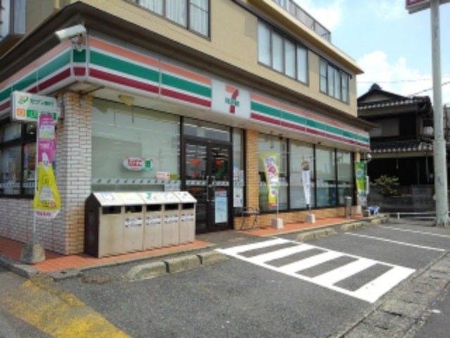 近くのコンビニまで300m（徒歩4分）