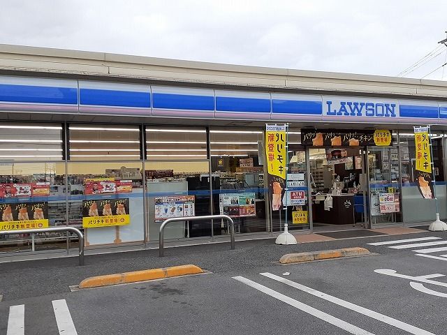 近くのコンビニまで250m（徒歩4分）