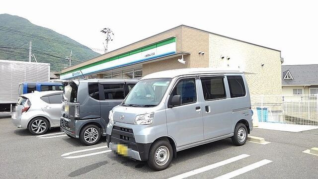 近くのファミリーマートまで450m（徒歩6分）