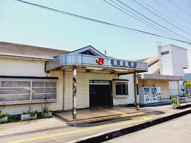 近くの駅まで2,100m（徒歩27分）