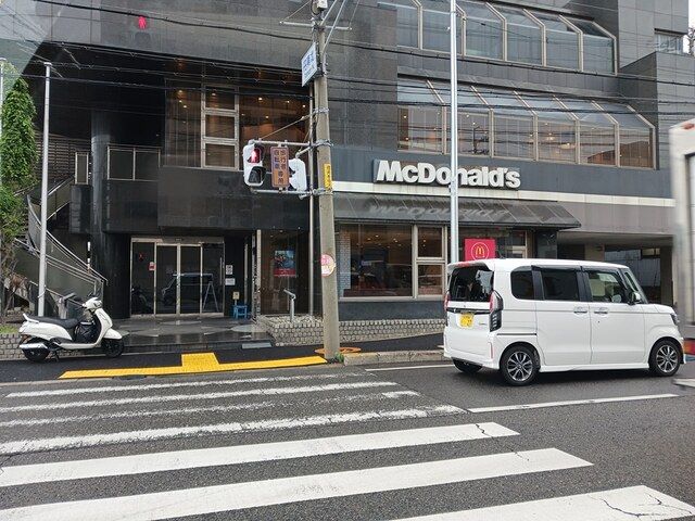 近くのマクドナルド岡店様まで1,100m（徒歩14分）