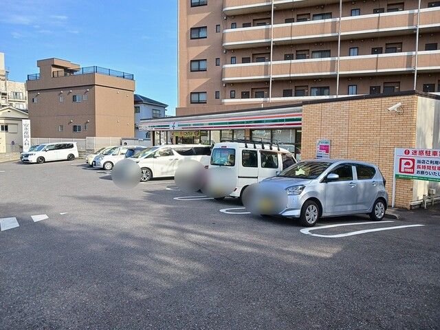 近くのコンビニまで597m（徒歩8分）