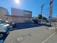 近くの銀行まで550m（徒歩7分）