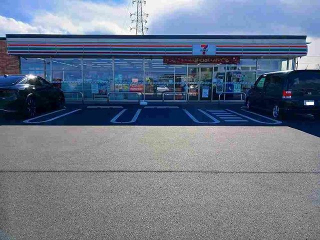 近くのコンビニまで300m（徒歩4分）