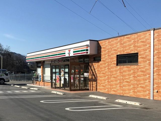 近くのコンビニまで140m（徒歩2分）