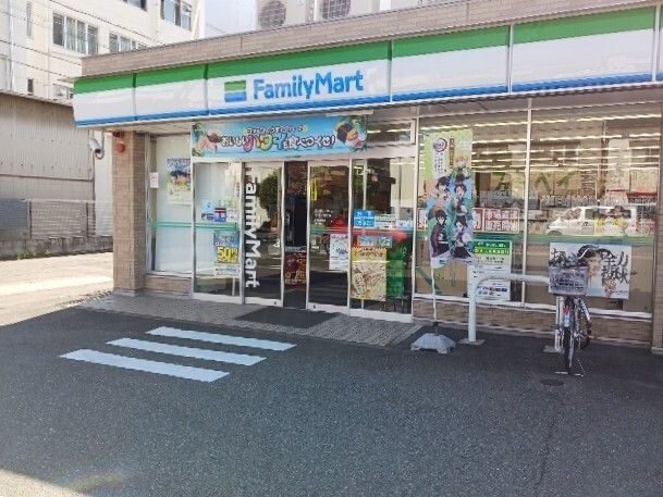 近くのファミリーマート中村大宮町店まで140m（徒歩2分）