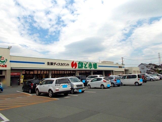 近くのスーパーまで700m（徒歩9分）