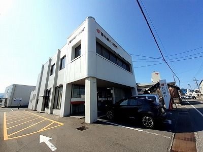 近くの銀行まで400m（徒歩5分）