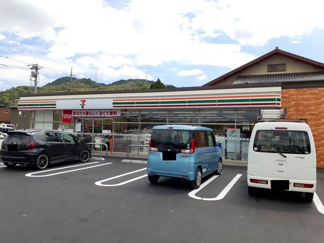 近くのコンビニまで270m（徒歩4分）