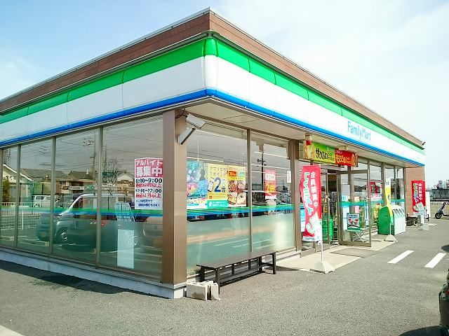 近くのファミリーマート愛西北一色店まで700m（徒歩9分）