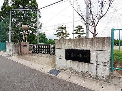 近くの愛西市立　佐屋小学校まで240m（徒歩3分）