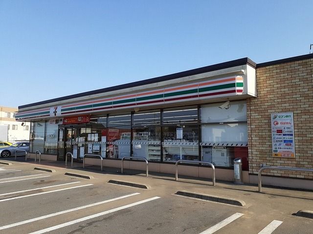 近くのコンビニまで550m（徒歩7分）