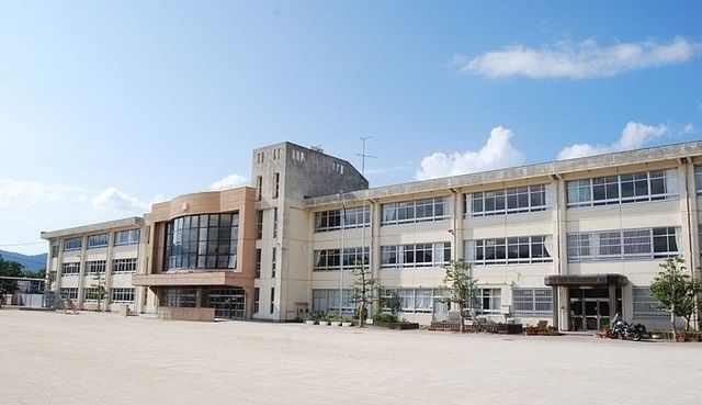 近くの田村小学校まで700m（徒歩9分）