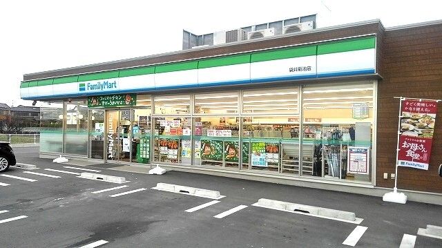 近くのファミリーマート袋井新池店まで500m（徒歩7分）