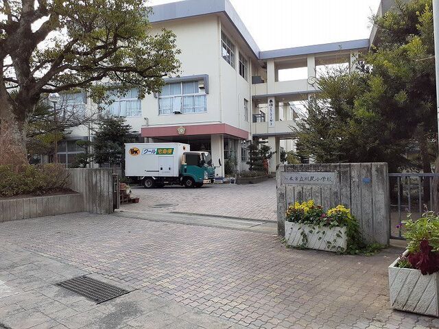 近くの川尻小学校まで650m（徒歩9分）