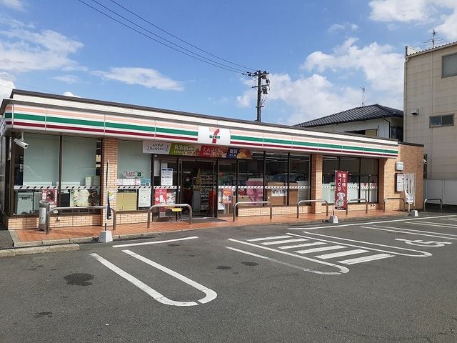 近くのセブンイレブン川尻１丁目店まで650m（徒歩9分）