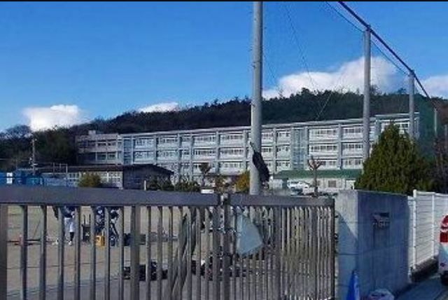 近くの小学校まで700m（徒歩9分）