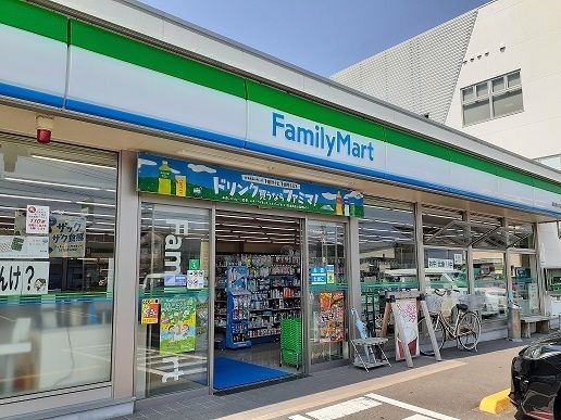 近くのファミリーマート出北店まで600m(徒歩8分)