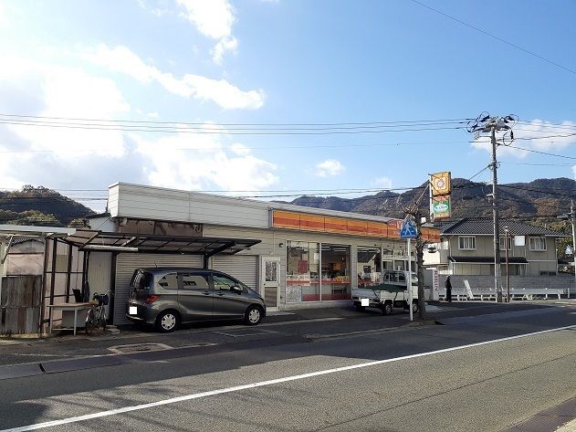 近くのコンビニまで600m（徒歩8分）