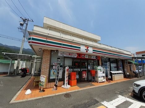 近くのセブンイレブン大竹インター店まで350m（徒歩5分）