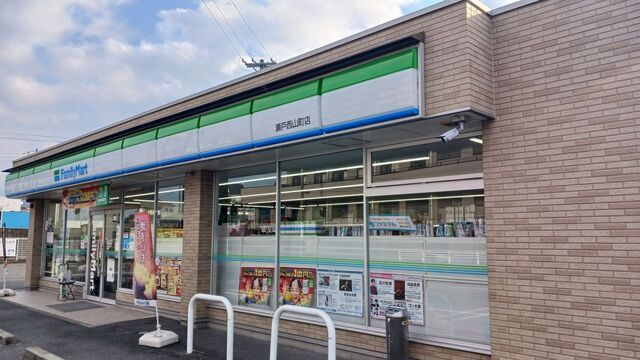 近くのファミリーマートまで400m（徒歩5分）