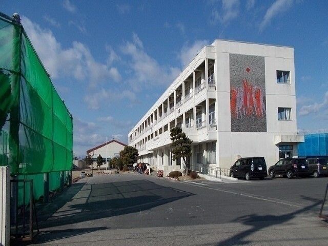 近くの中学校まで450m（徒歩6分）