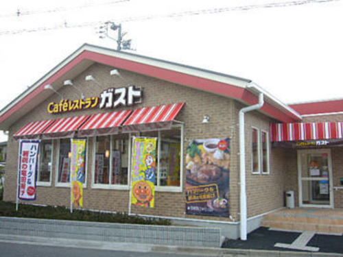 近くの飲食店まで1,600m（徒歩20分）
