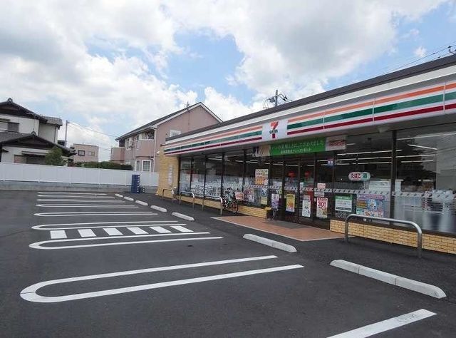 近くのコンビニまで600m（徒歩8分）
