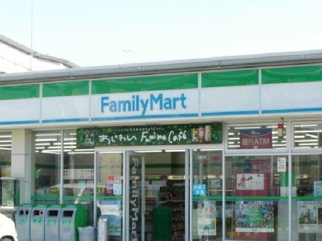 近くのファミリーマートまで300m（徒歩4分）
