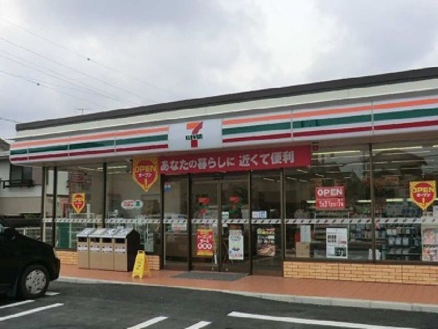 近くのコンビニまで450m（徒歩6分）